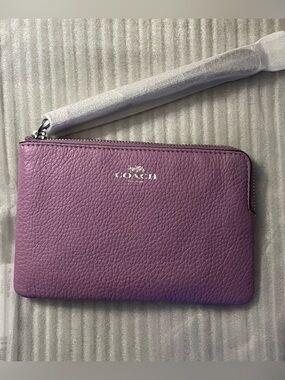 Coach C7943 Pebble Leather Corner Zip Wistlet